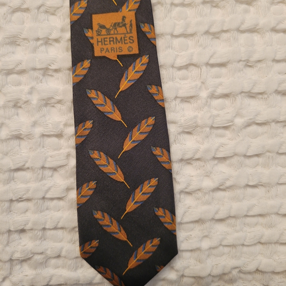 Hermes Authentic Elegant Black and Orange Feather Pattern Tie - Picture 5 of 12